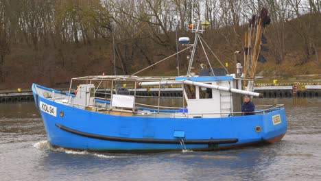 Blaues-Fischerboot-Fährt-In-Den-Hafen-Von-Kolobrzeg,-Polen
