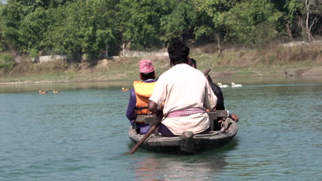 Nepalesische-Touristen-Unternehmen-Eine-Bootsfahrt-Auf-Einem-Fluss-Im-Chitwan-Nationalpark,-Um-Die-Vögel-Und-Tiere-In-Der-Südlichen-Region-Nepals-Zu-Beobachten