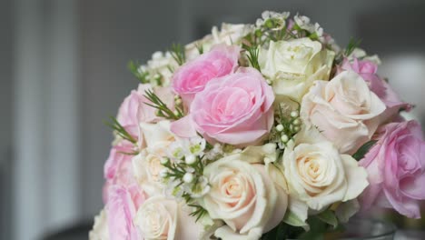 Brautblumen-Hochzeitsstrauß-Auf-Einem-Tisch-In-Zeitlupe