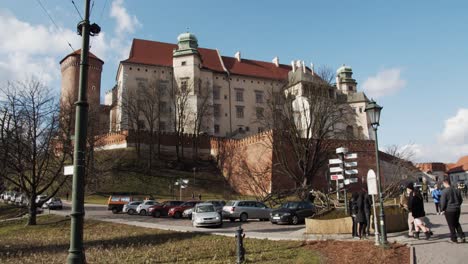 Touristen-Vor-Der-Touristenattraktion-Wawel-Schloss-In-Krakau,-Polen