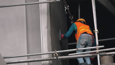 Trabajador-De-La-Construcción-Recubriendo-Cemento-A-La-Pared