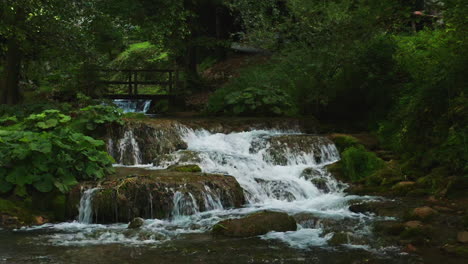 Szene-Eines-Kleinen-Wasserfalls-In-Kroatien-Mit-Schwindeleffekt