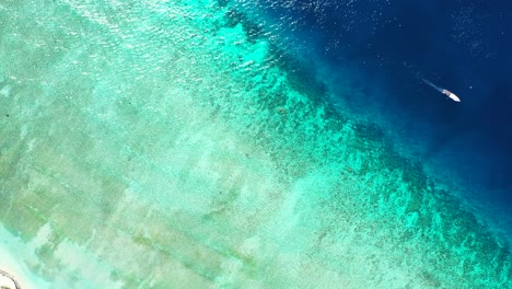 Wunderschöne-Blau-türkisfarbene-Küste-Mit-Tiefem-Meer-Und-Flacher-Lagune-Mit-Korallenriffen-In-Der-Nähe-Eines-Weißen-Exotischen-Strandes,-Malaysia