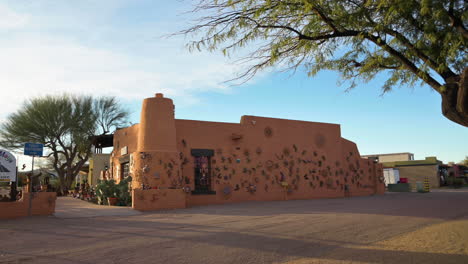 Una-Tienda-Artística-A-Lo-Largo-De-Tubac-Road-En-Arizona-Con-Decoraciones-Coloridas-En-La-Pared-Exterior-Delantera---Toma-Panorámica