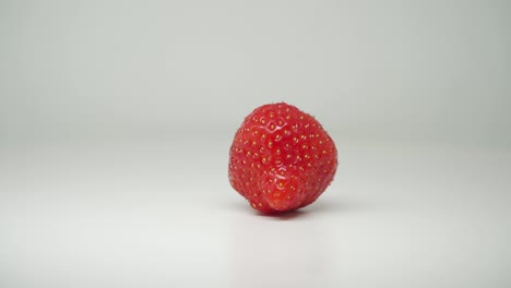 Eine-Schöne-Rote-Reife-Erdbeere-Auf-Reinweißem-Hintergrund---Nahaufnahme