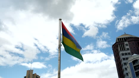 Statische-Aufnahme-Der-Wehenden-Mauritischen-Flagge-Auf-Der-Insel-Mauritius