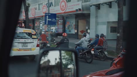 Mopedfahrer-Fahren-Durch-Dichten-Verkehr-In-Vietnam