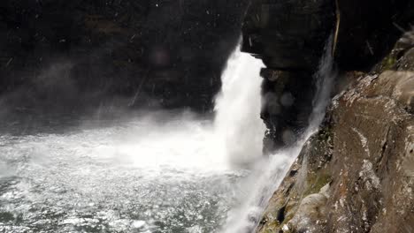 Linville-Falls-Mit-Schnee,-Der-Hinter-Den-Wasserfällen-Fällt