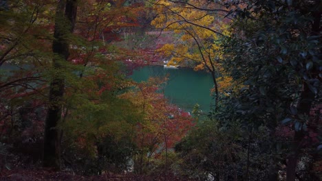 Japanische-Herbstszene,-Während-Das-Boot-Auf-Dem-Blauen-Katsura-Fluss-Fährt