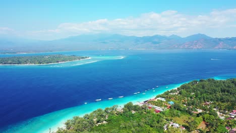 Paradiesische-Tropische-Inseln-Mit-Grüner-Vegetation,-Umgeben-Von-Blauem-Azurblauem-Meer-Auf-Einem-Hellen-Himmelshintergrund-Mit-Wolken-über-Bergen-In-Indonesien