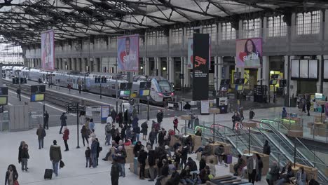 Innenraum-Des-Bahnhofs-Gare-De-L&#39;Est-In-Paris,-Frankreich