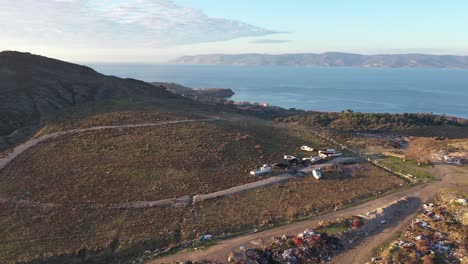 Luftaufnahme-über-Rettungsweste,-Friedhof,-Insel-Lesbos,-Türkischer-Mantel,-Entfernung