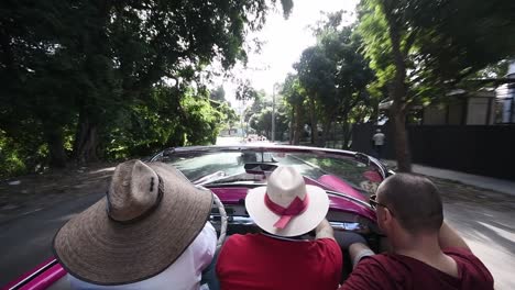Tres-Amigos-Conduciendo-Por-Un-Recorrido-Por-La-Ciudad-En-Las-Calles-De-La-Habana
