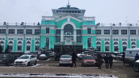 Parking-Lot-Outside-The-Entrance-To-Omsk-Railway-Station,-Russia
