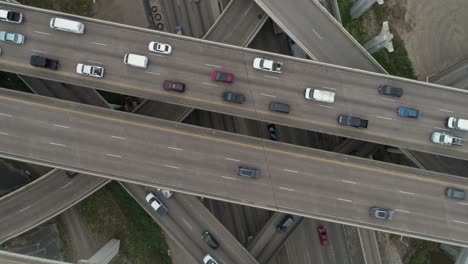 Dieses-Video-Handelt-Von-Der-Vogelperspektive-Des-Berufsverkehrs-Auf-Der-Hauptautobahn-In-Houston