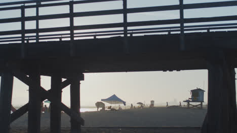 Silhouettenwanderer-Am-Seal-Beach-Pier