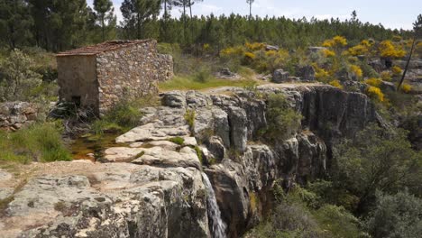 Wasserfallkaskade-In-Vila-De-Rei,-Portugal