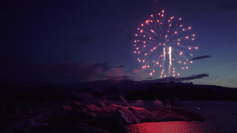 Amazing-fireworks-at-Glacier-Lagoon,-Jokulsarlon-in-Iceland