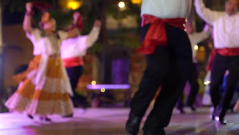 Poca-Profundidad-De-Campo-Que-Muestra-Al-Hombre-Y-A-La-Mujer-Haciendo-Danza-Mexicana-En-Segundo-Plano