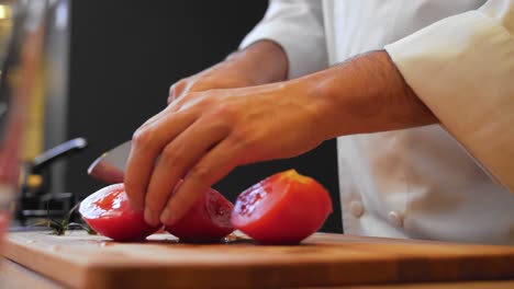 El-Cocinero-Está-Cortando-Tomates