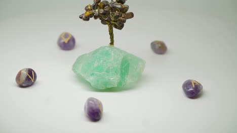 Ein-Wunderschöner-Kristallbaum,-Umgeben-Von-Fünf-Violetten-Kristallen-–-Nahaufnahme