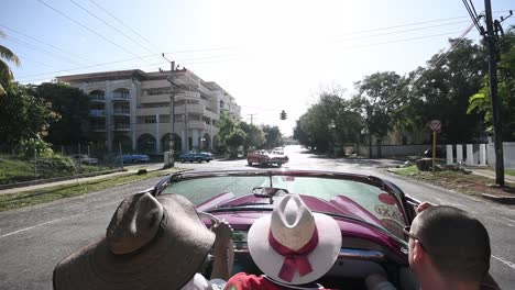 Conduciendo-Por-La-Carretera-De-La-Habana-A-Bordo-De-Un-Coche-Cabrio-Clásico-Tradicional,-Recorriendo-Y-Haciendo-Turismo
