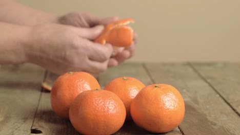 Hand-Schält-Frische-Clementinen-Orangen