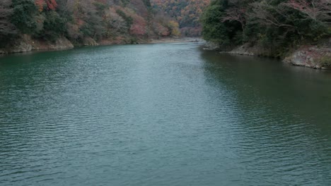 Katsura-Fluss,-Langsame-Neigung-Enthüllt-Eine-Ruhige-Japanische-Herbstszene