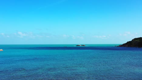 Ruhige-Bucht-Mit-Blau-türkisfarbenen,-Flachen-Lagunen,-Die-Klippen-Umspülen,-Und-Felsiger-Küste-Einer-Tropischen-Insel-Unter-Hellem-Himmel-Bei-Sonnenaufgang-In-Myanmar