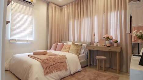 Schönes,-Komplett-Eingerichtetes-Schlafzimmer-Mit-Süßen-Farbtönen