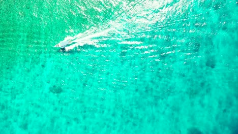 Motorboot-Segelt-Durch-Eine-Ruhige-Türkisfarbene-Lagune-Mit-Wunderschönen-Mustern-Aus-Felsigem-Meeresboden-Unter-Wasser-Auf-Den-Malediven,-Kopierraum