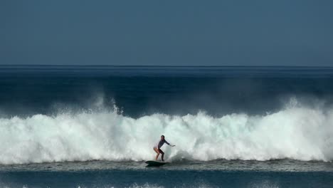 Junge-Frau-Beim-Surfen-Auf-Einer-Welle