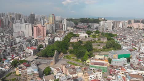 Hohe-Rotierende-Luftaufnahme-Der-Berühmten-Ruinen-Von-Saint-Paul-Und-Monte-Do-Forte,-Macao