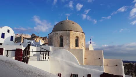 Mittlere-Aufnahme-Einer-Griechischen-Kirche-Mit-Dem-Blauen-Himmel-Im-Hintergrund,-Santorini,-Griechenland