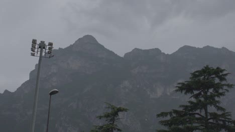 Los-Alpes-Italianos-En-Riva-Del-Garda-En-Un-Día-Lluvioso-Con-Un-Cielo-Nublado-Y-Un-Hermoso-Paisaje-Montañoso