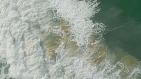 4K-Luftaufnahmen-Von-Oben-Nach-Unten-Von-Wellen,-Die-Morgens-An-Den-Stränden-Von-Varkala-Krachen
