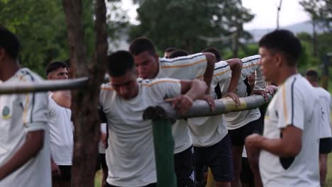 Jugendliche-Aus-Indien-Trainieren-Hart-In-Einem-Armeeausbildungslager-In-Uttarakhand,-Indien