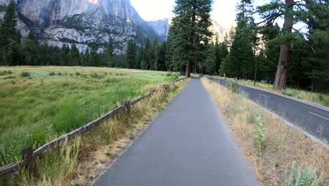 Andar-En-Bicicleta-Por-El-Pintoresco-Sendero-Para-Bicicletas-Del-Valle-De-Yosemite-En-El-Parque-Nacional-De-Yosemite,-Ee.uu.
