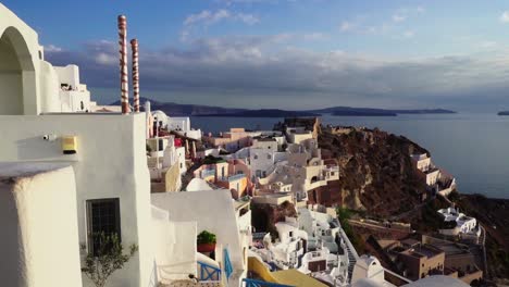 Weitwinkelaufnahme-Der-Berühmten-Und-Schönen-Gebäude-In-Santorini,-Griechenland