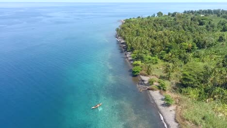 Vuelo-Aéreo-De-Regreso-Sobre-El-Barco-De-Pescadores-En-Aguas-Azules,-Isla-De-São-Tomé