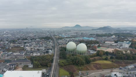 An-Einem-Bewölkten-Herbstmorgen-In-Kusatsu,-Präfektur-Shiga,-Japan,-Rast-Ein-Zug-Mit-Bergen-Im-Hintergrund-Vorbei