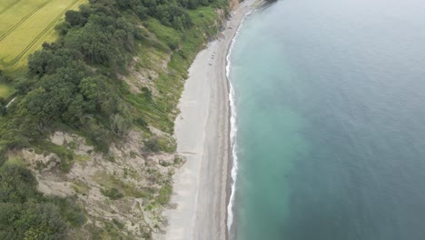 Wunderschönes-Paradies-Mit-Türkisblauem-Meer-Und-üppigen-Bäumen-In-Greystones-South-Beach,-Irland-–-Luftaufnahme