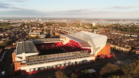 Kultiges-Liverpool-Anfield-Fußballstadiongelände-Bei-Sonnenaufgang,-Luftaufnahme,-Langsames-Vergrößern