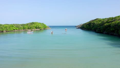Wunderschöne-Aufnahme-Des-Strandes,-Diamante-In-Cabrera,-Dominikanische-Republik,-Boote-Und-Menschen,-Die-Das-Angenehme-Karibische-Klima-Genießen