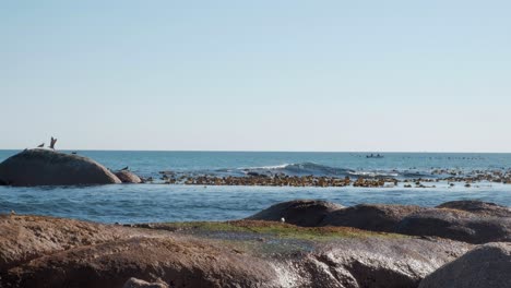 Zeitraffer-Des-Ozeans-Tagsüber-Mit-Einem-Kleinen-Fischerboot-Im-Hintergrund