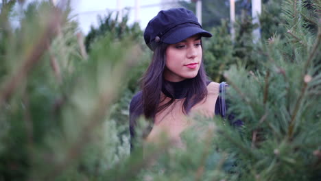 Eine-Hispanische-Frau-In-Feiertagsstimmung,-Die-Festliche-Weihnachtsbäume-Kauft