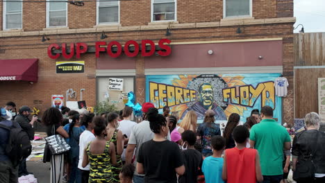 Eine-Menschenmenge-Würdigt-George-Floyd-Vor-Dem-Berühmten-Wandgemälde-In-Minneapolis