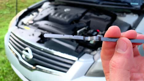 Checking-car-dipstick-motor-engine-oil-level