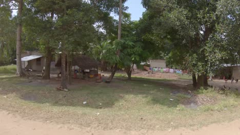 Arme-Provisorische-Häuser-In-Einem-Afrikanischen-Dorf,-Fahrt-Durch-Sansibar,-Tansania