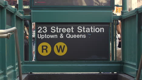Menschen-Bewegen-Sich-Die-Treppen-Am-Eingang-Der-U-Bahn-Station-23rd-Street-Für-Die-R--Und-W-Züge-In-Der-Innenstadt-Auf-Und-Ab
